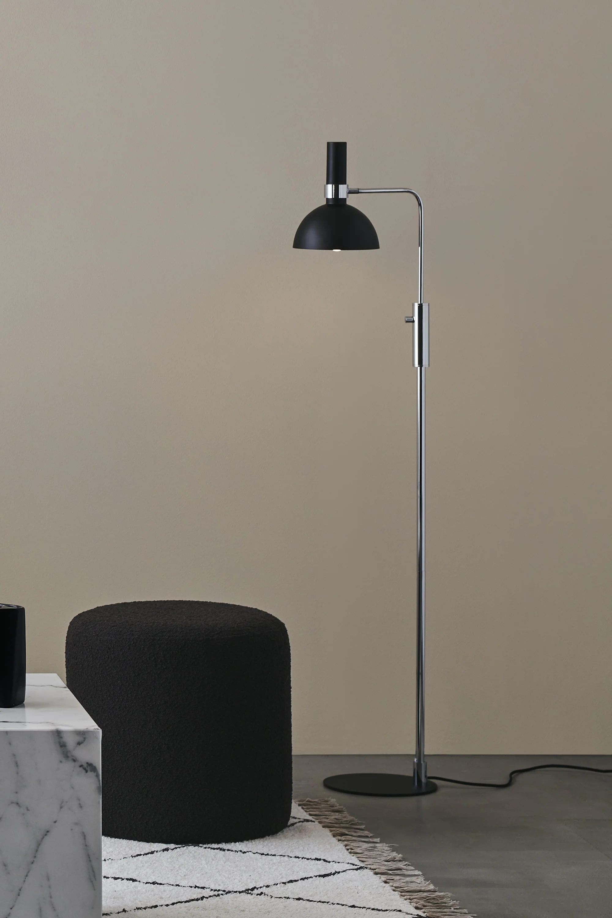 Markslöjd Larry svart/krom golvlampa